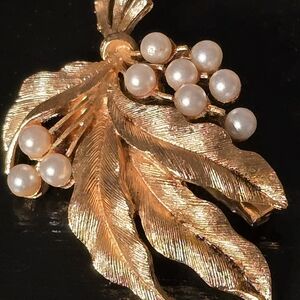 Elegant Gold and Pearl Leaf Brooch